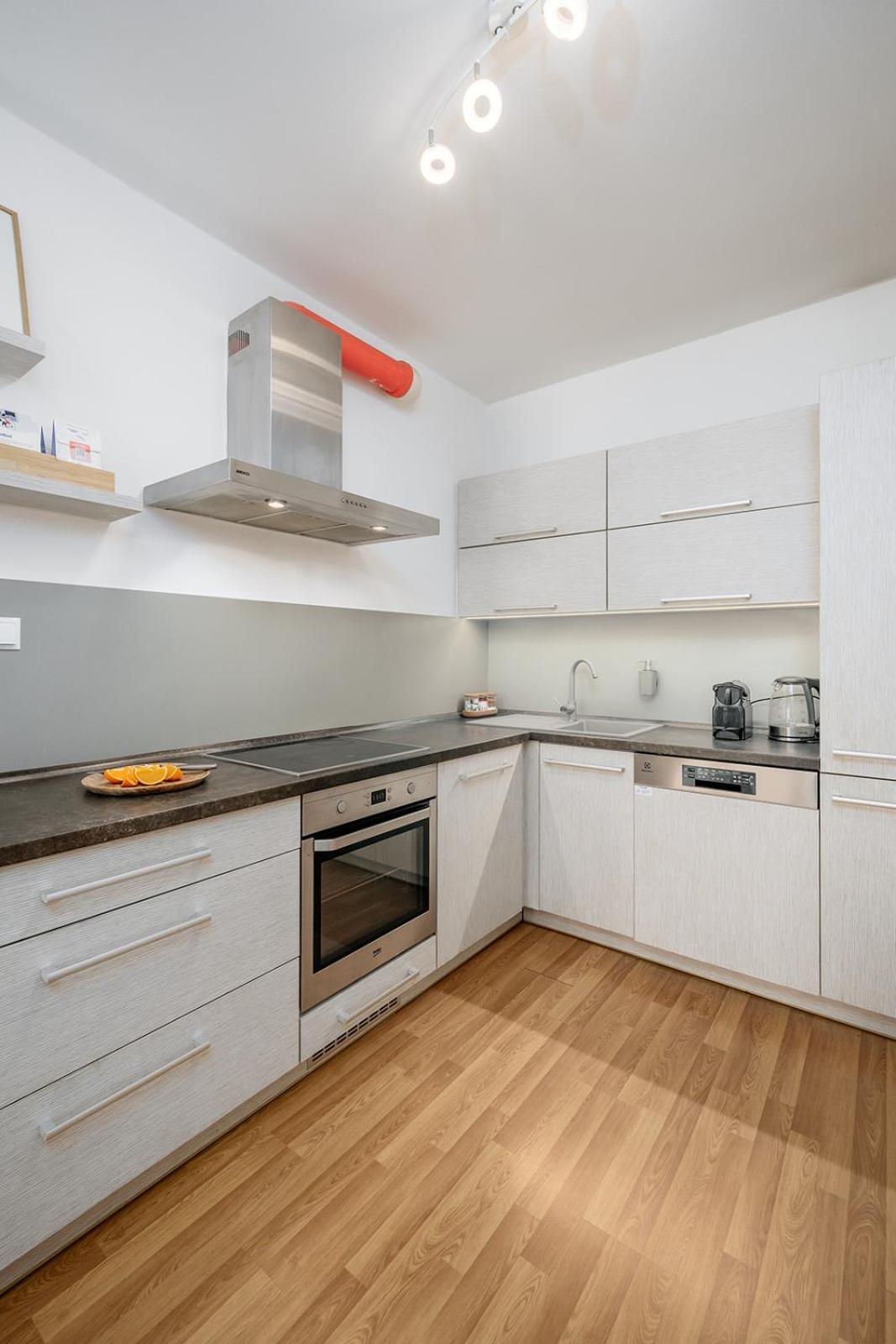Prague Days - Bright Apartment - Balcony - Private Parking ภายนอก รูปภาพ